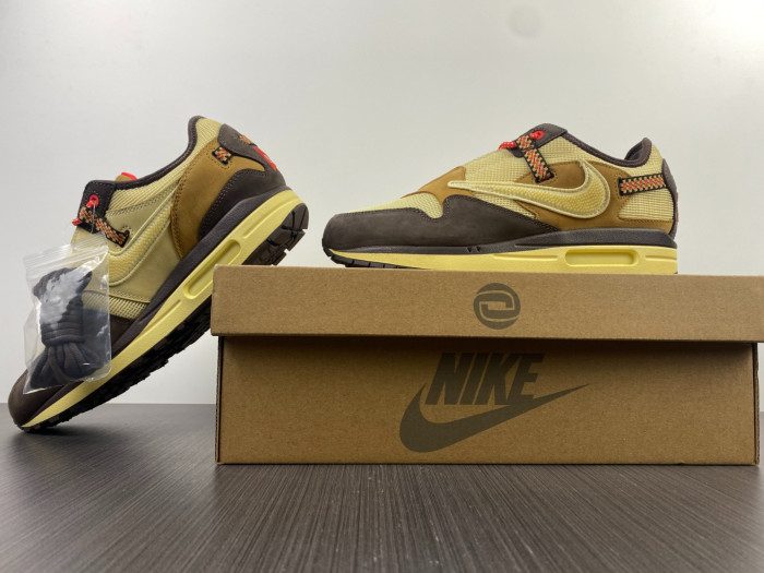 TRAVIS SCOTT x NIKE AIR MAX 1 DO9392-200