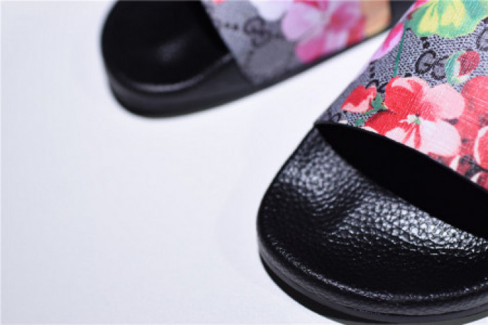 G*u*i slippers