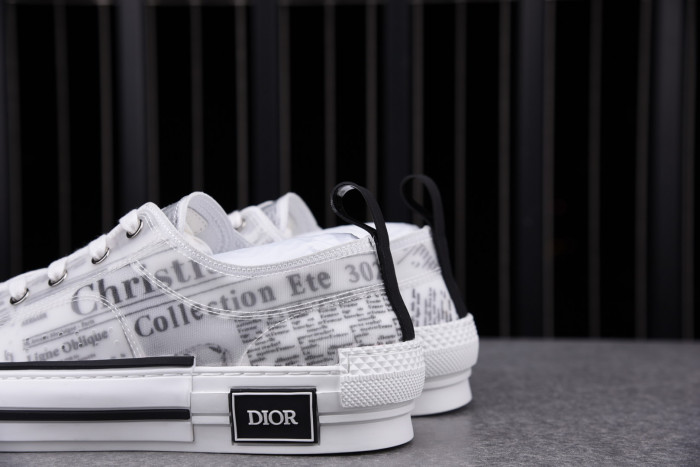 DR B23 Low Top Oblique Sneaker