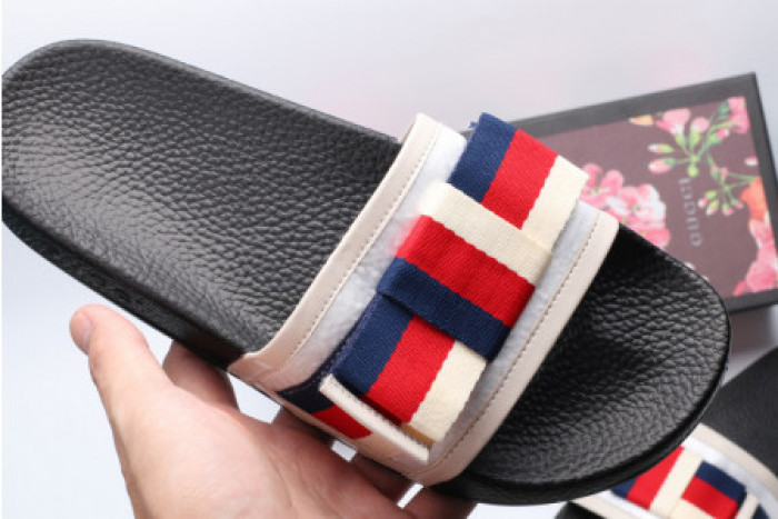 G*u*i slippers