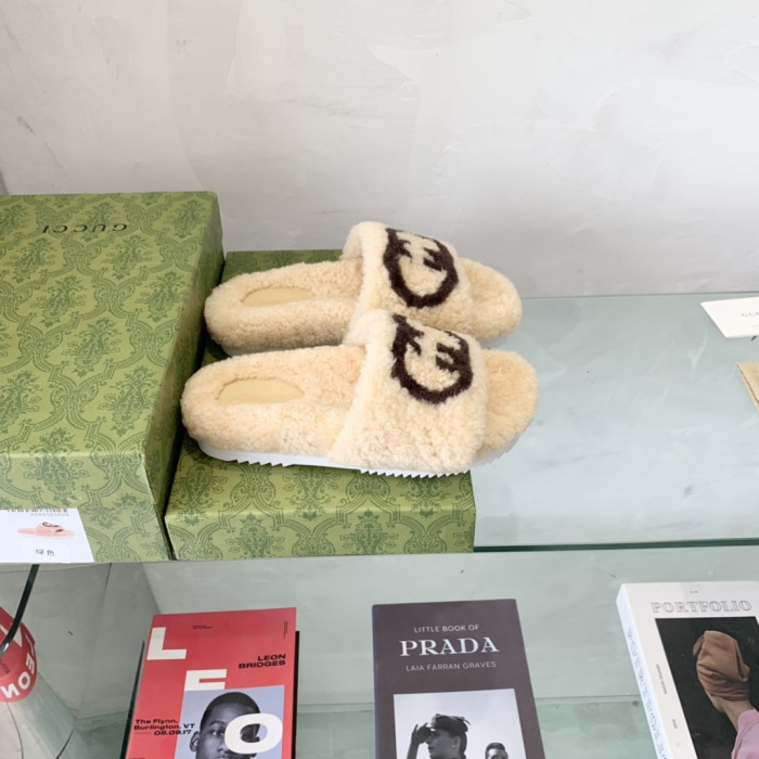 G*u*i slipper