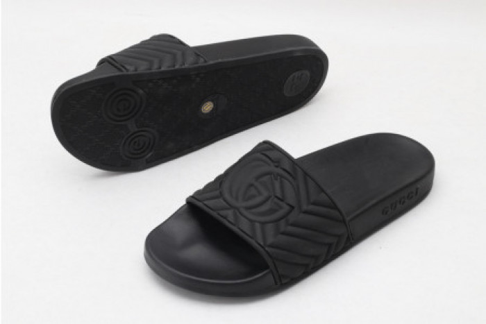 G*u*i slippers all black